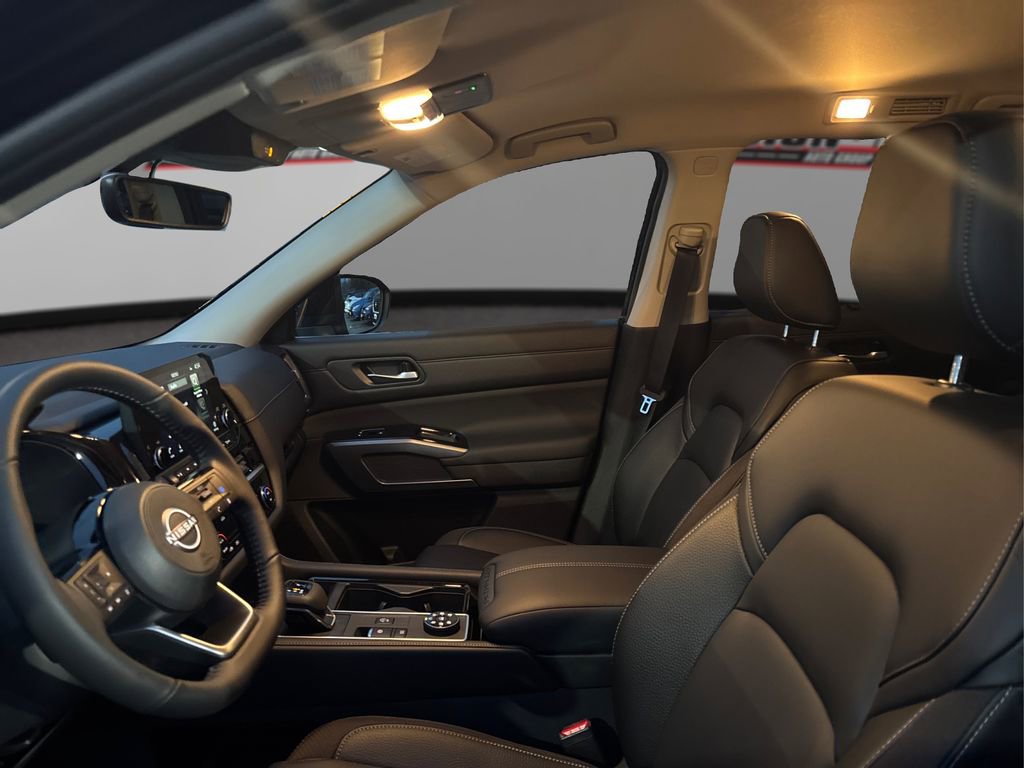New 2025 Nissan Pathfinder SL image 9