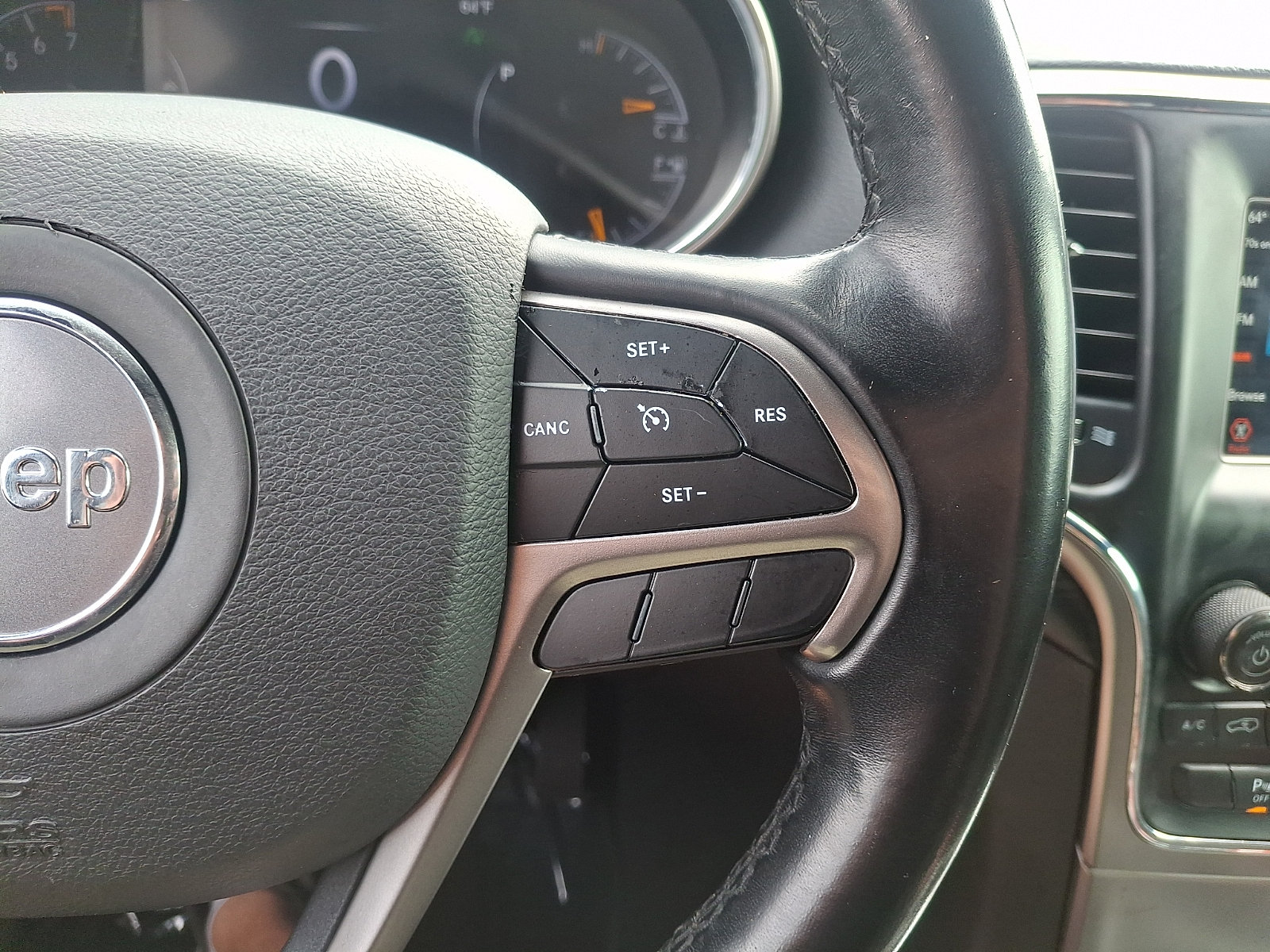 Used 2020 Jeep Grand Cherokee Laredo AWD/4WD image 21