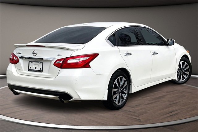 Used 2016 Nissan Altima 2.5 SL w/ Moonroof Package image 2