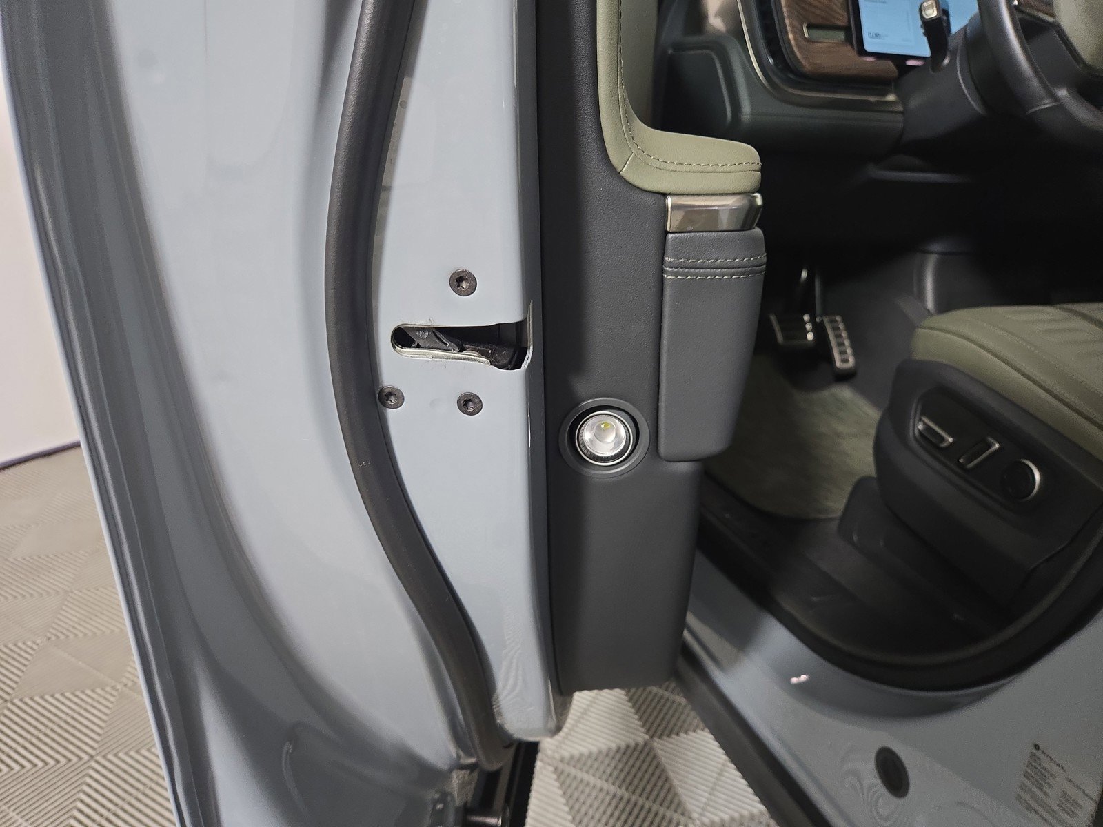 Used 2024 Rivian R1S Adventure AWD/4WD image 32