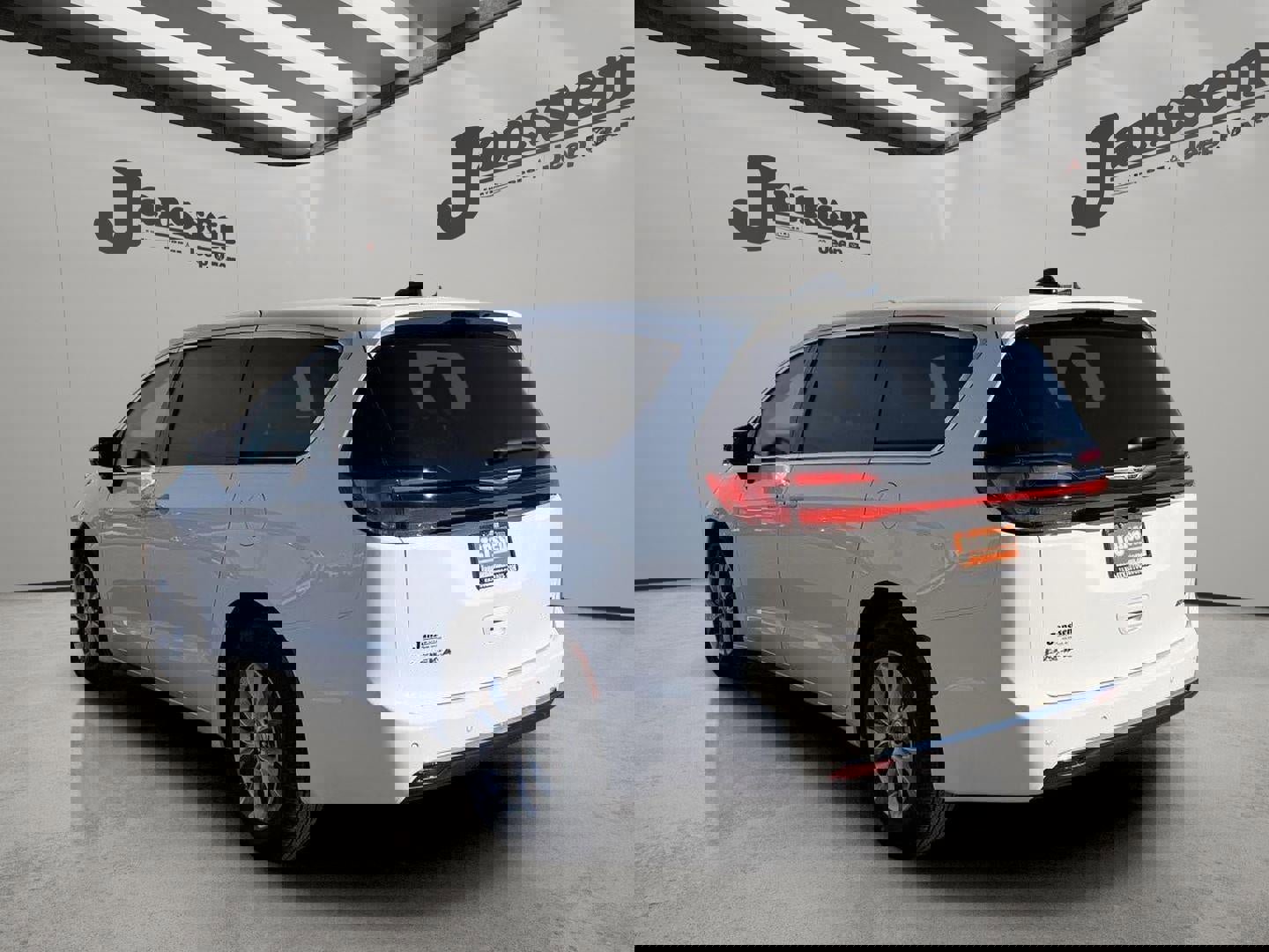 New 2026 Chrysler Pacifica Select image 2