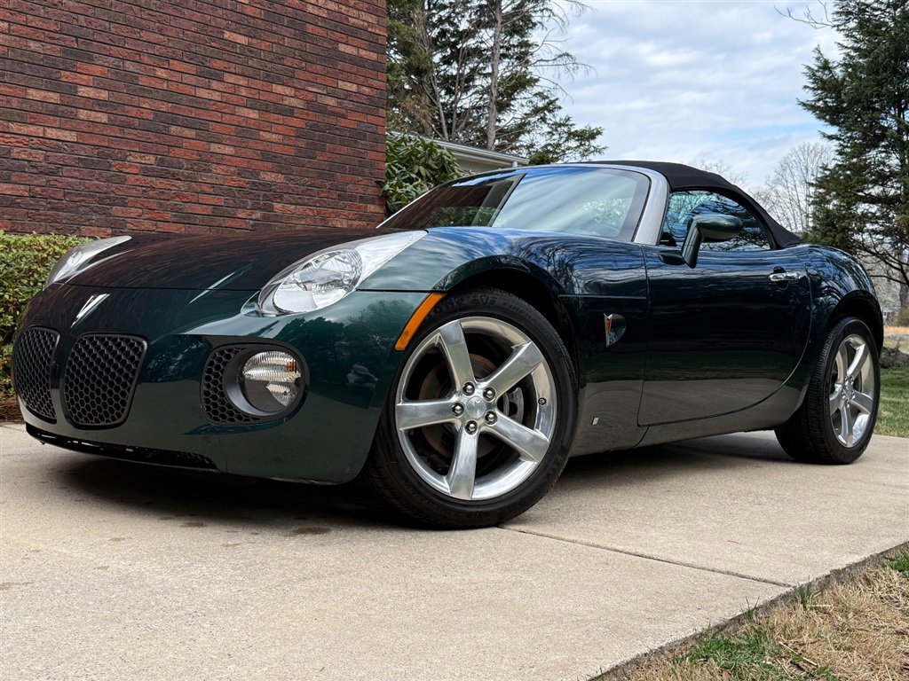 Used 2008 Pontiac Solstice GXP w/ Premium Package image 2