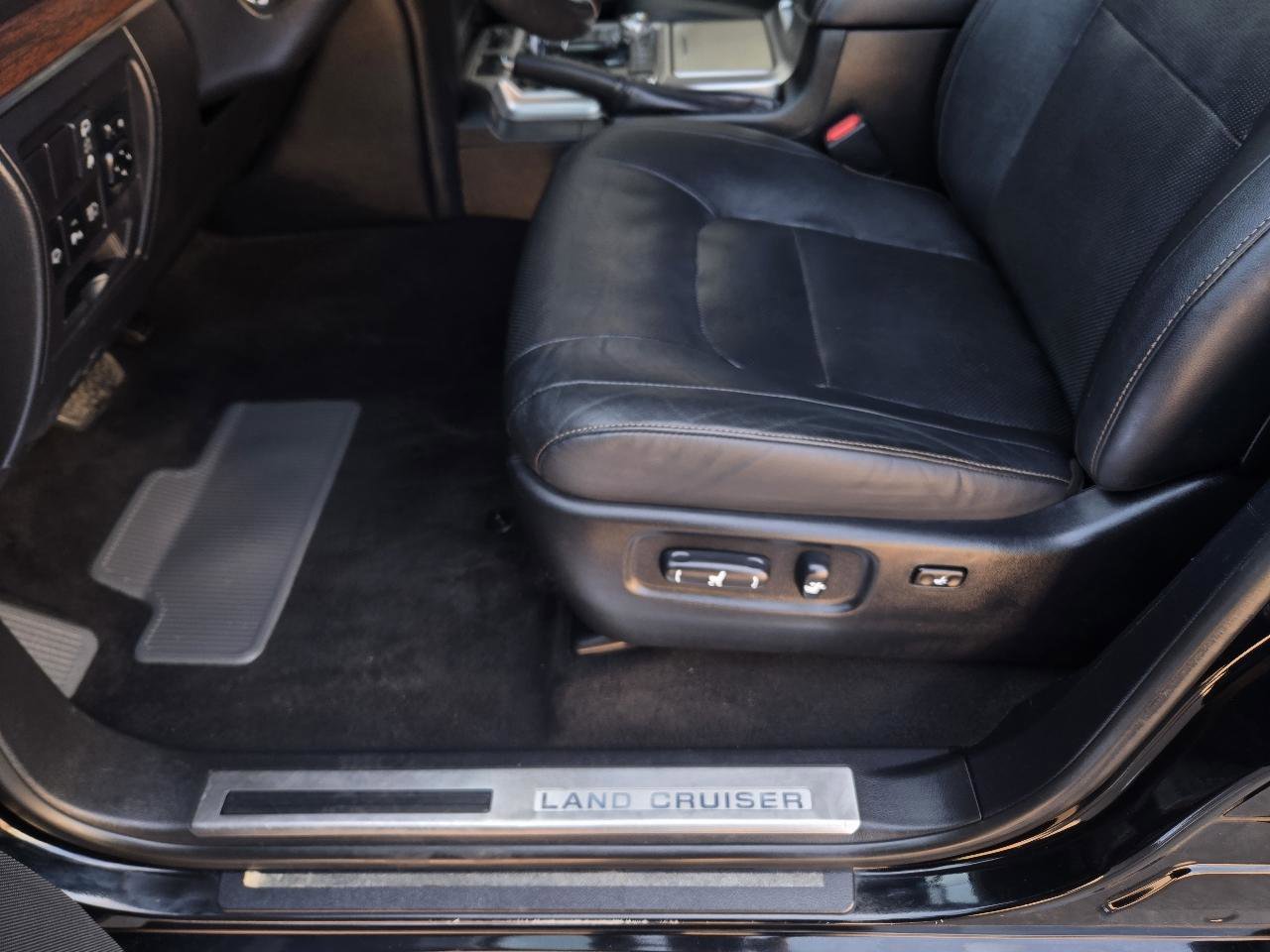 Used 2020 Toyota Land Cruiser Heritage Edition image 28