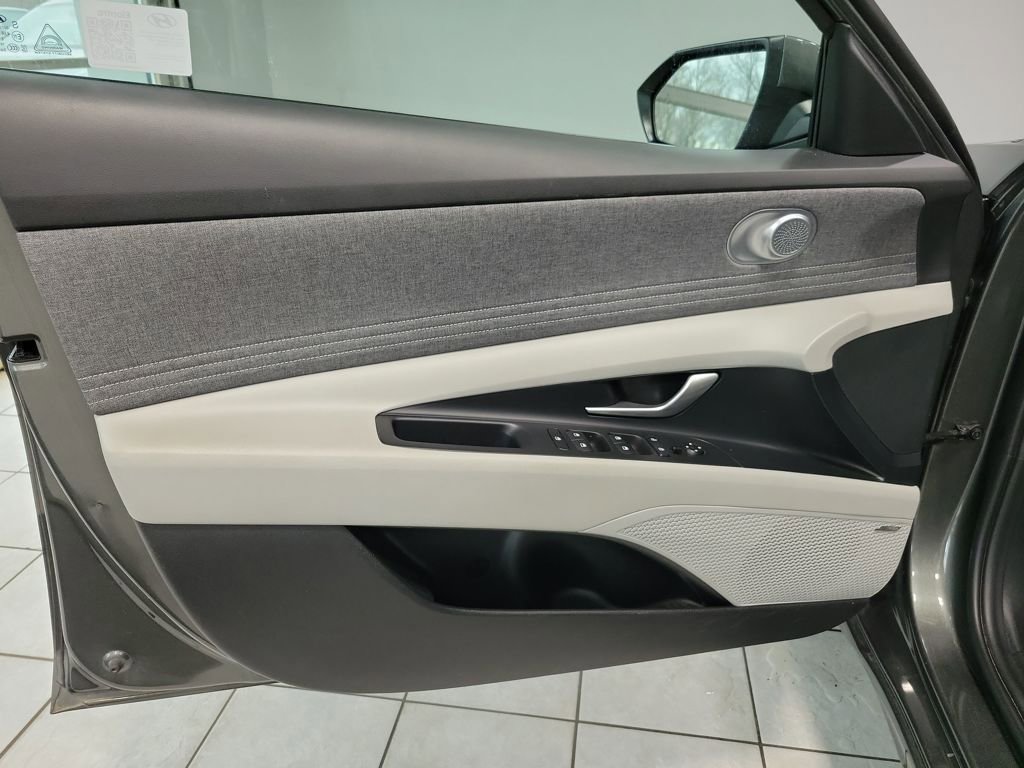 Used 2024 Hyundai Elantra Limited image 30