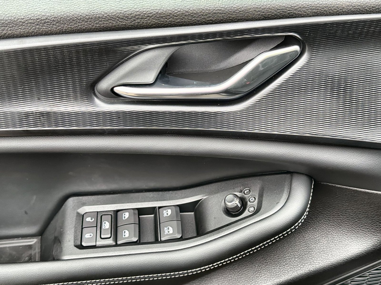 New 2025 Jeep Grand Cherokee Altitude image 15