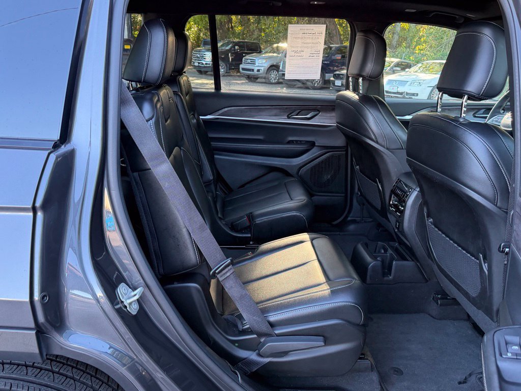 Used 2024 Jeep Grand Cherokee L Limited w/ Black Appearance Package AWD/4WD image 20