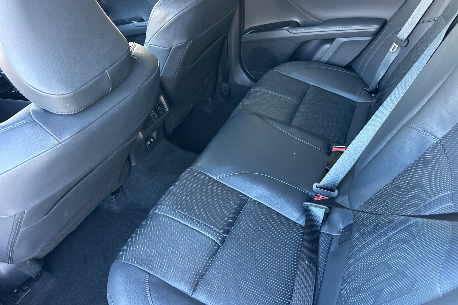 Used 2025 Toyota Camry XSE FWD image 12