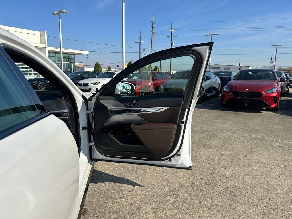 Certified 2025 BMW 760i xDrive w/ Luxury Rear Seating Package image 33