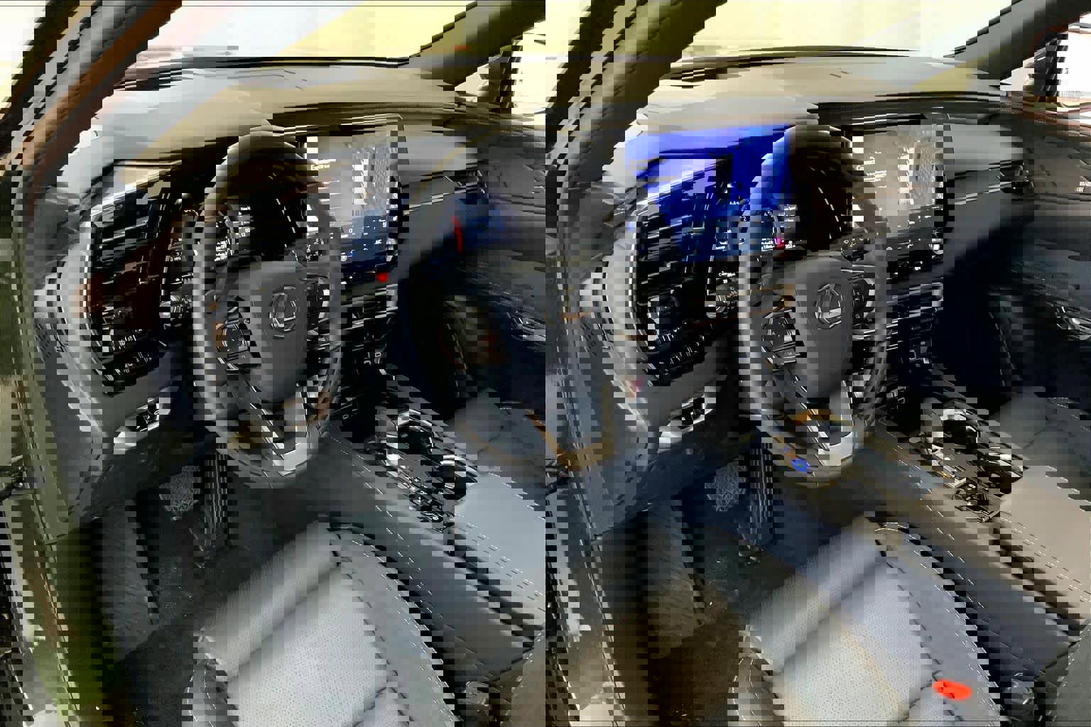 Used 2025 Lexus RX 350 Luxury w/ Convenience Package image 18