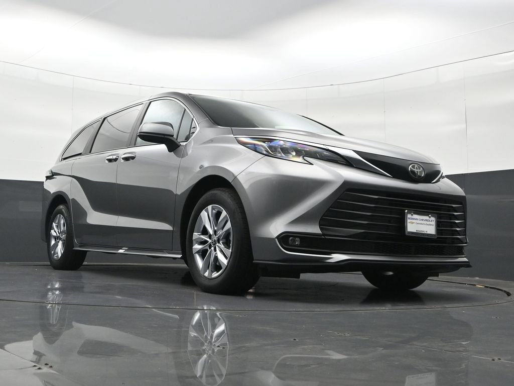 Used 2026 Toyota Sienna XLE FWD image 42