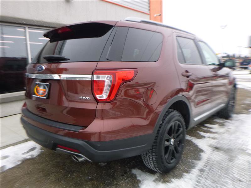 Used 2018 Ford Explorer XLT image 3