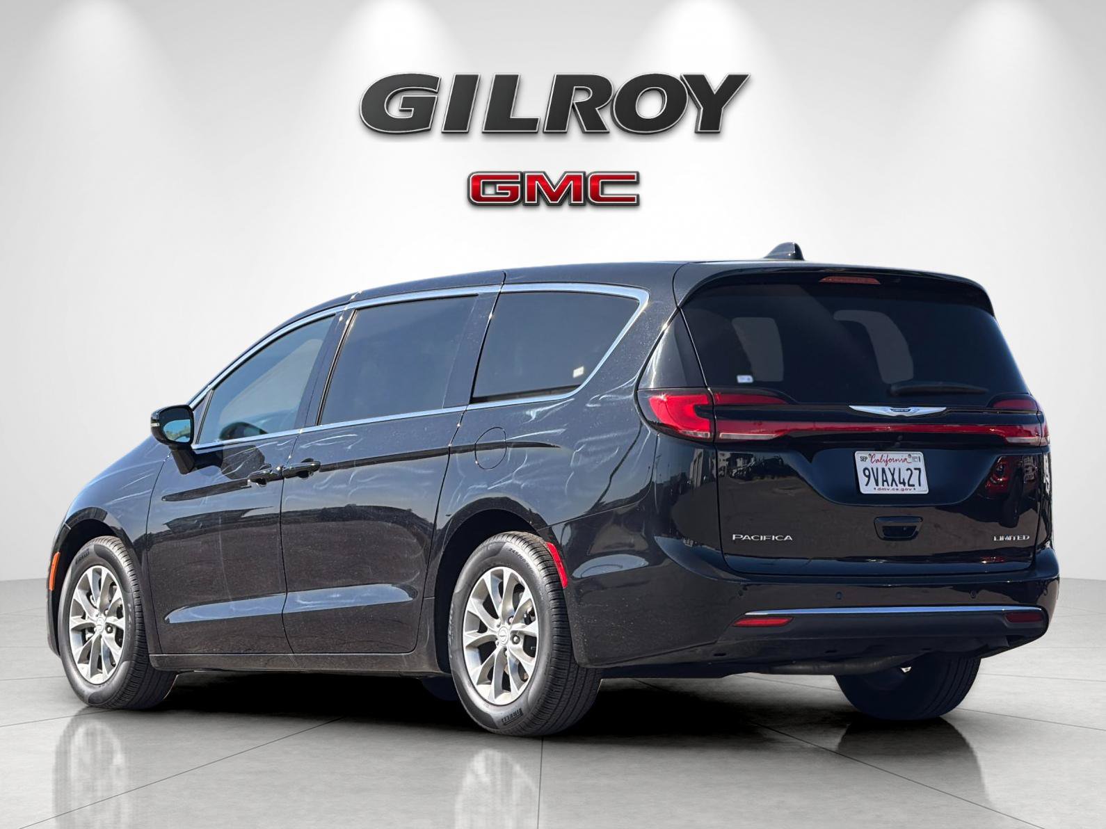 Used 2026 Chrysler Pacifica Limited FWD image 5