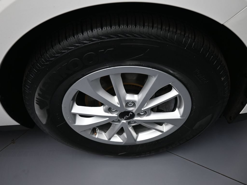 Certified 2024 Kia Carnival LX FWD image 13