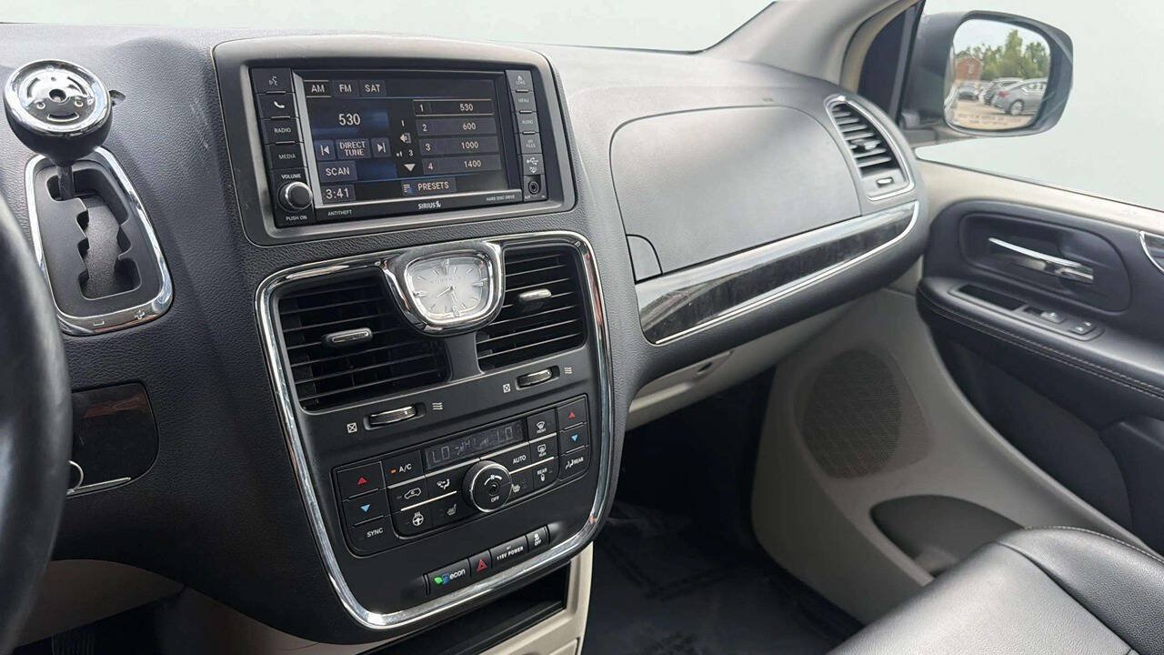 Used 2016 Chrysler Town & Country Touring w/ Driver Convenience Group FWD image 23