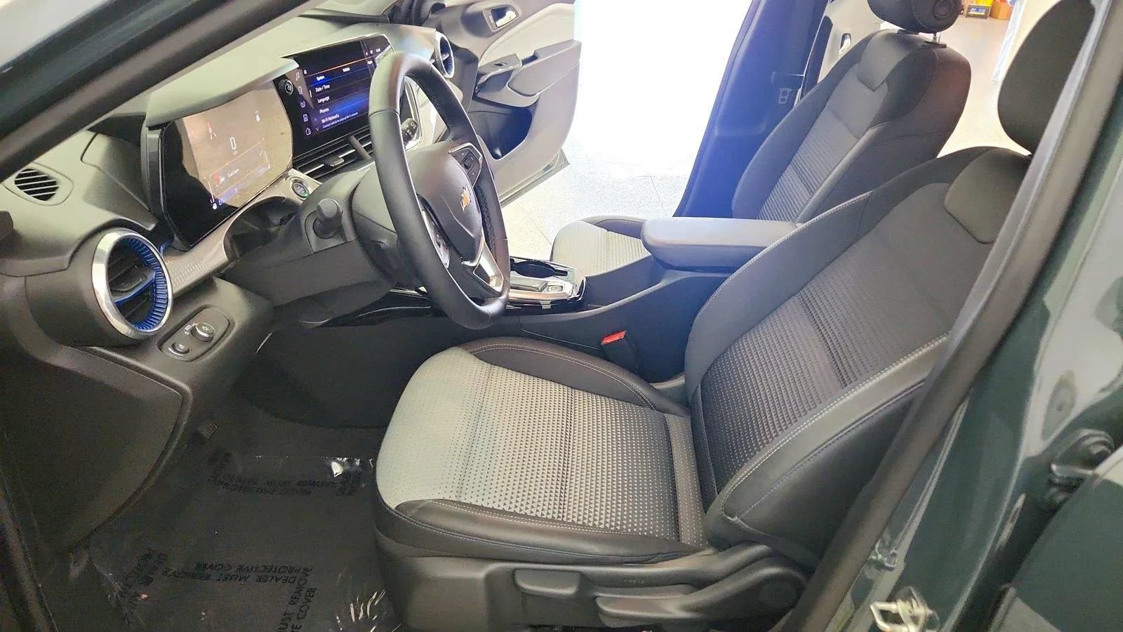 Used 2025 Chevrolet Trax LT w/ Driver Confidence Package FWD image 15
