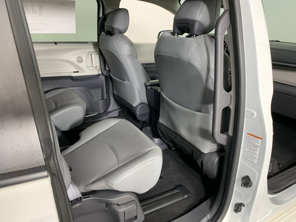 Used 2021 Toyota Sienna XLE image 39