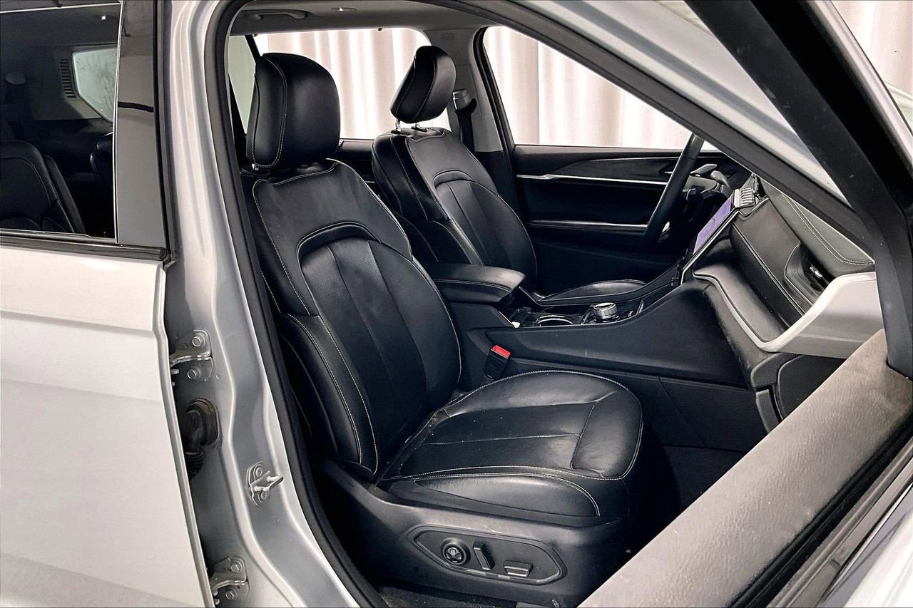 Used 2023 Jeep Grand Cherokee L Limited w/ Luxury Tech Group II image 16