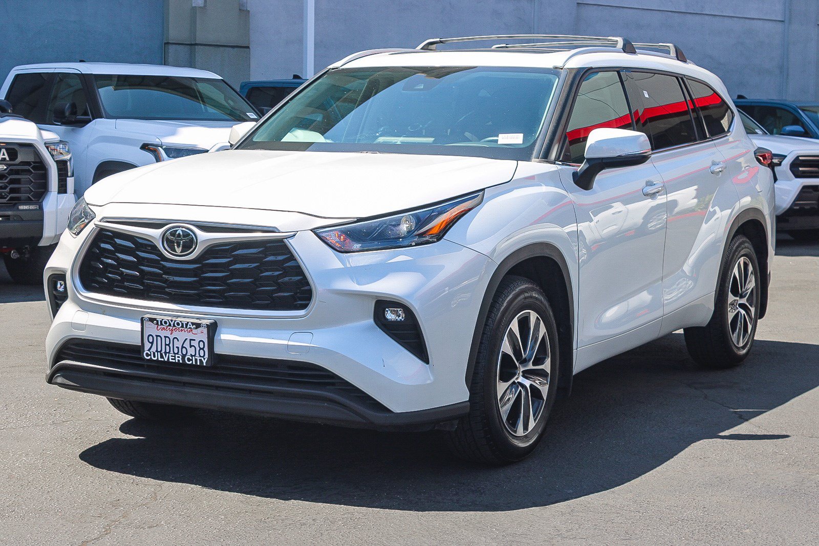Used 2022 Toyota Highlander XLE FWD image 3