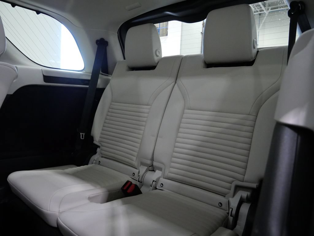 Used 2025 Land Rover Discovery S AWD/4WD image 25