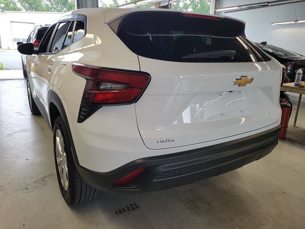 Used 2024 Chevrolet Trax LS FWD image 3