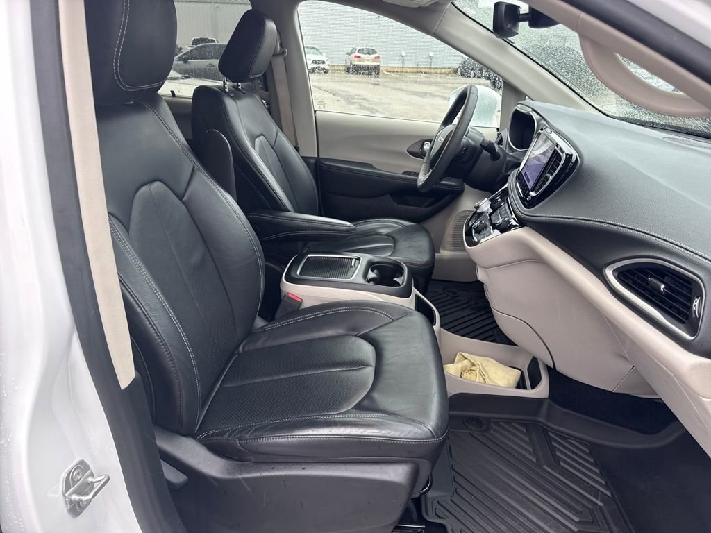 Used 2022 Chrysler Pacifica Touring-L image 11