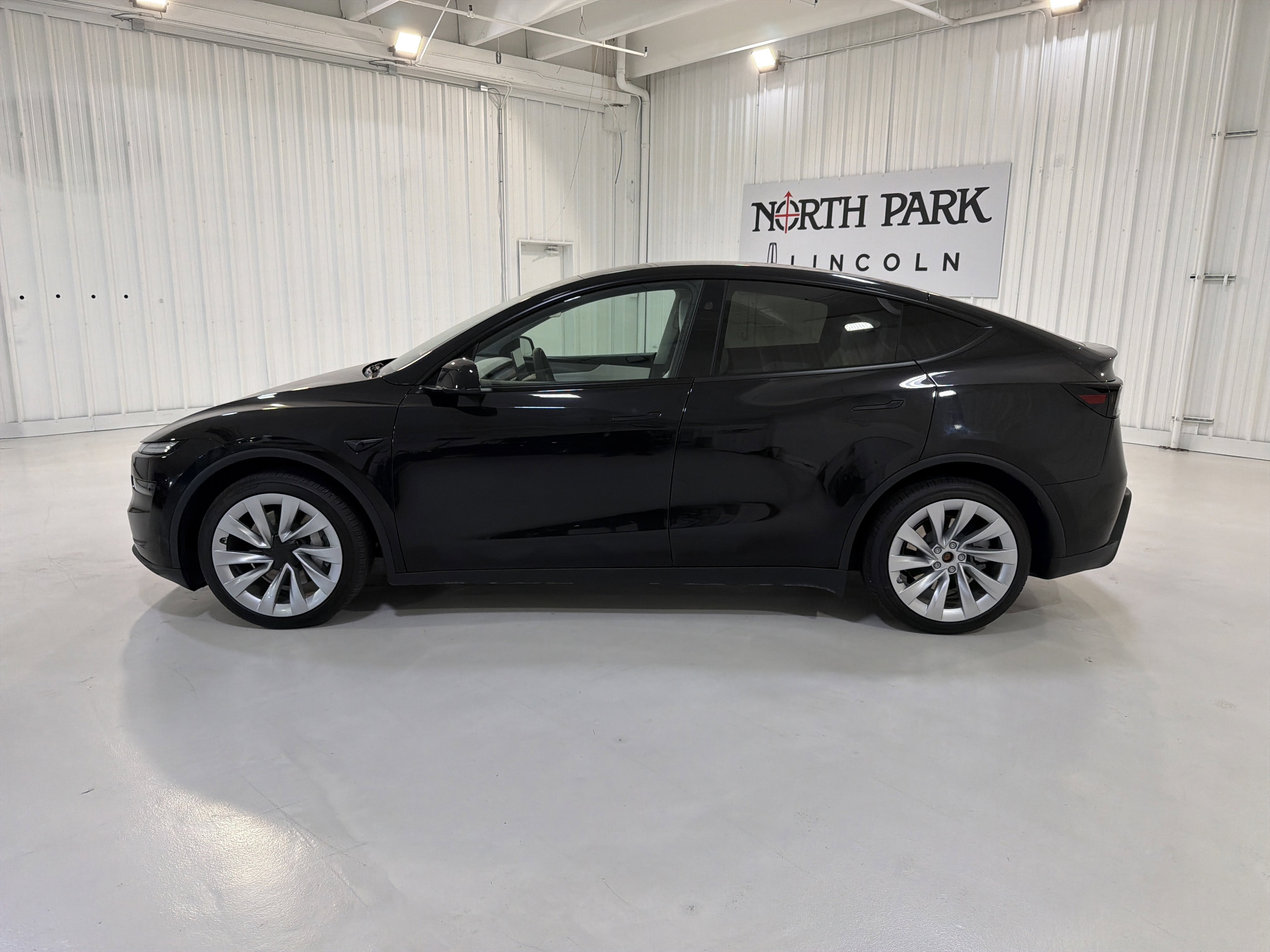 Used 2026 Tesla Model Y 2WD image 2