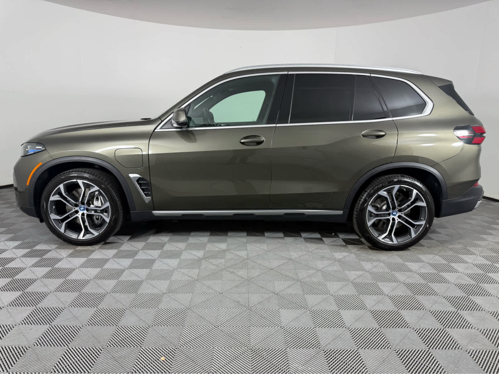 Used 2025 BMW X5 xDrive50e w/ Premium Package AWD/4WD image 6