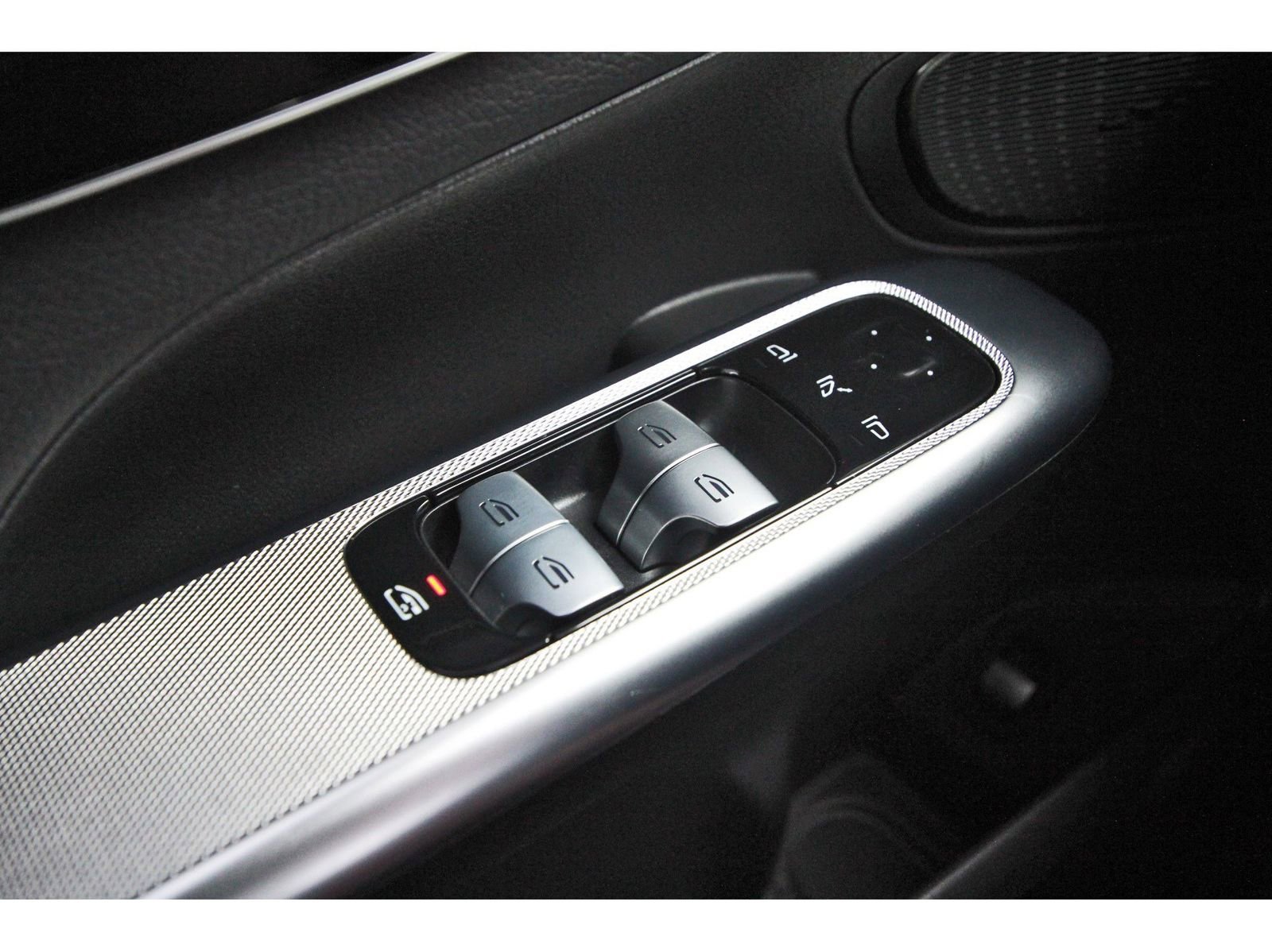 Used 2025 Mercedes-Benz GLC 300 image 25