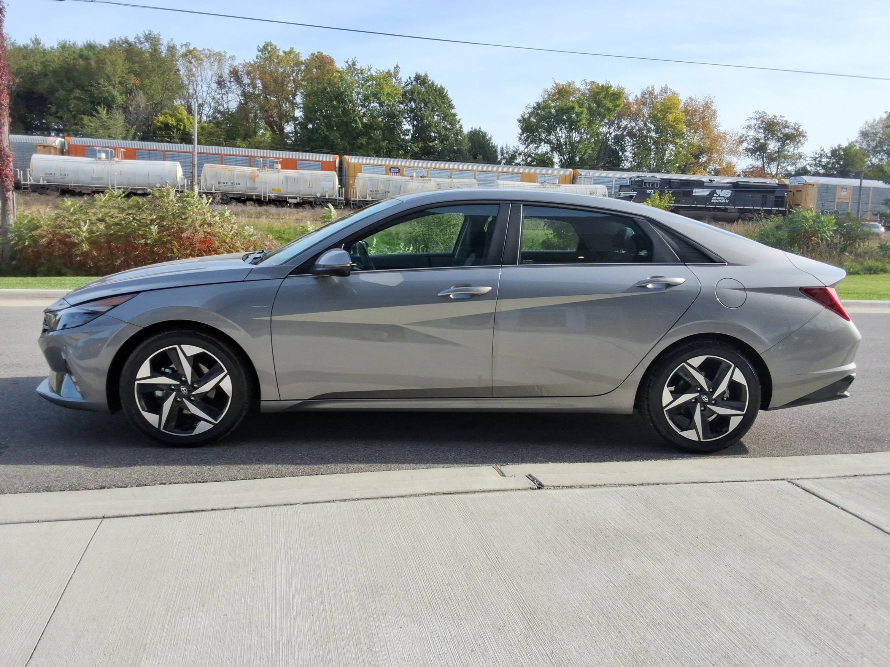 Used 2023 Hyundai Elantra Limited FWD image 9