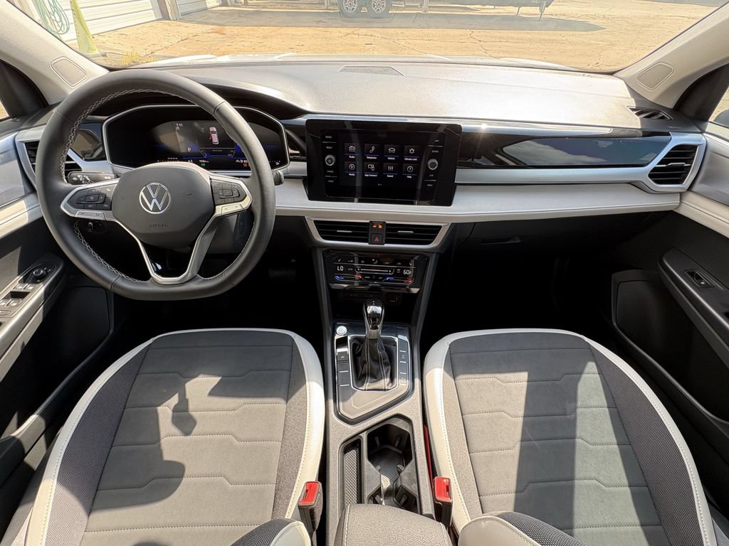 Used 2025 Volkswagen Taos SE FWD image 26