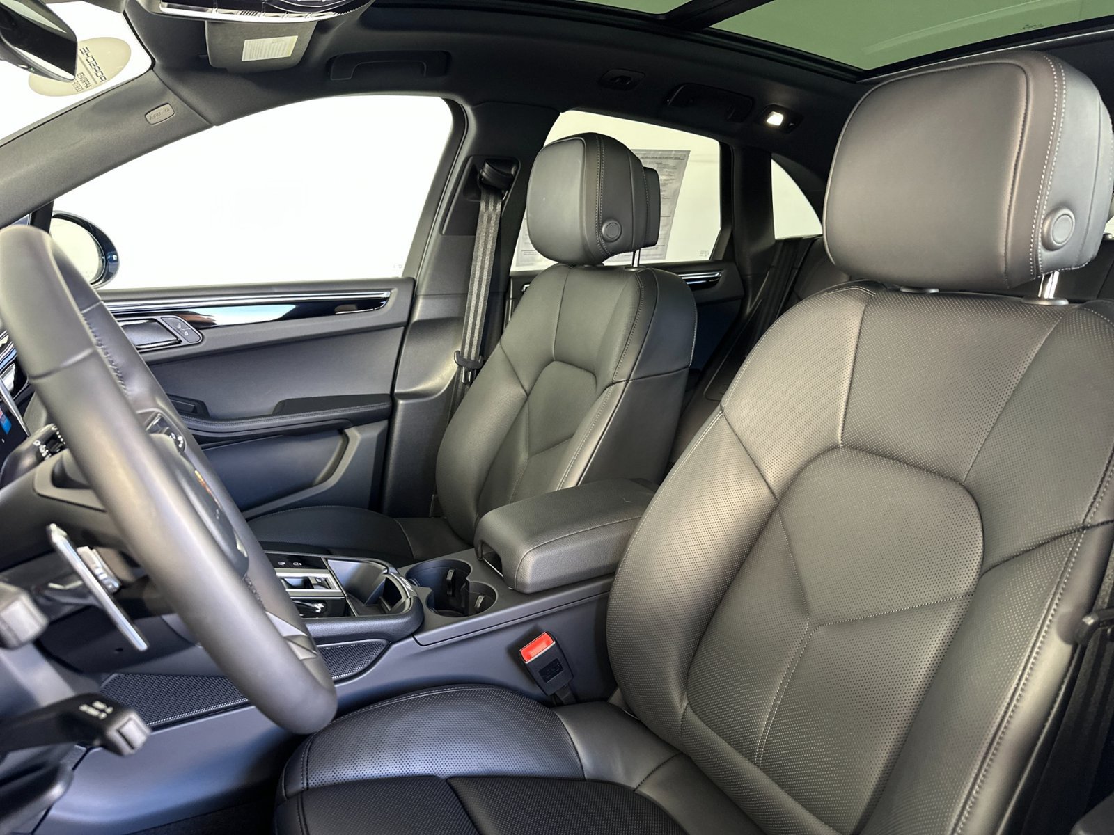 Certified 2026 Porsche Macan AWD/4WD image 5