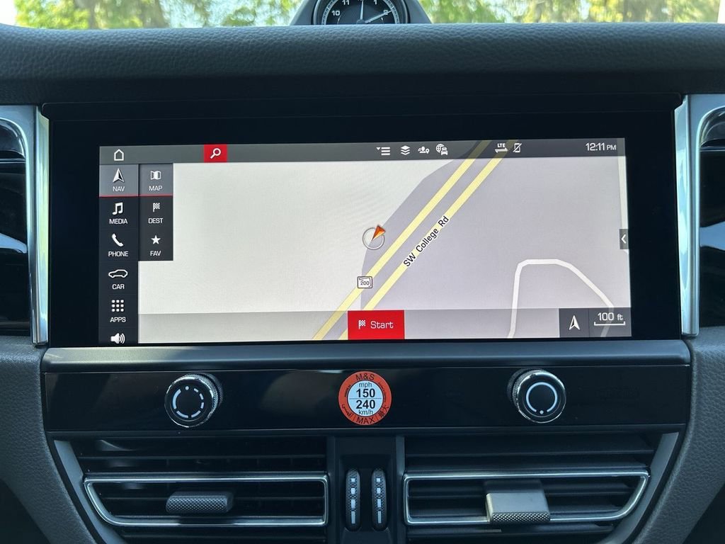 Certified 2025 Porsche Macan image 14