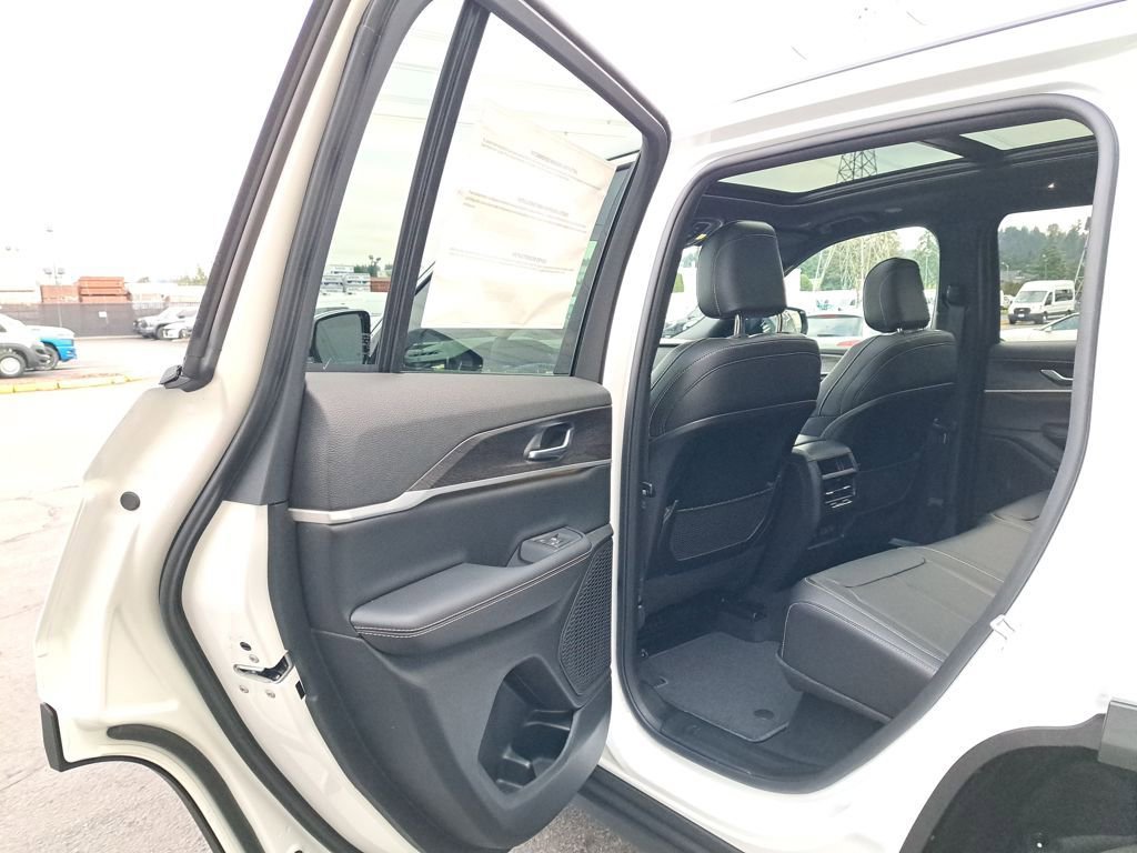 New 2025 Jeep Grand Cherokee Limited AWD/4WD image 12
