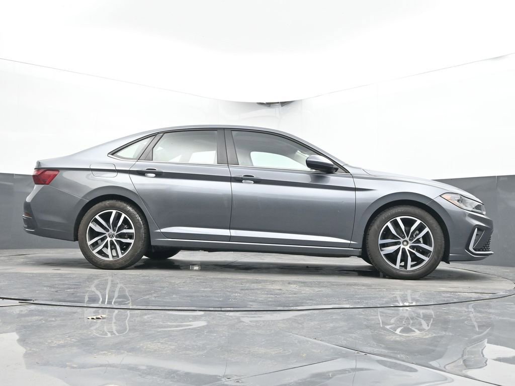 Used 2025 Volkswagen Jetta SE image 45