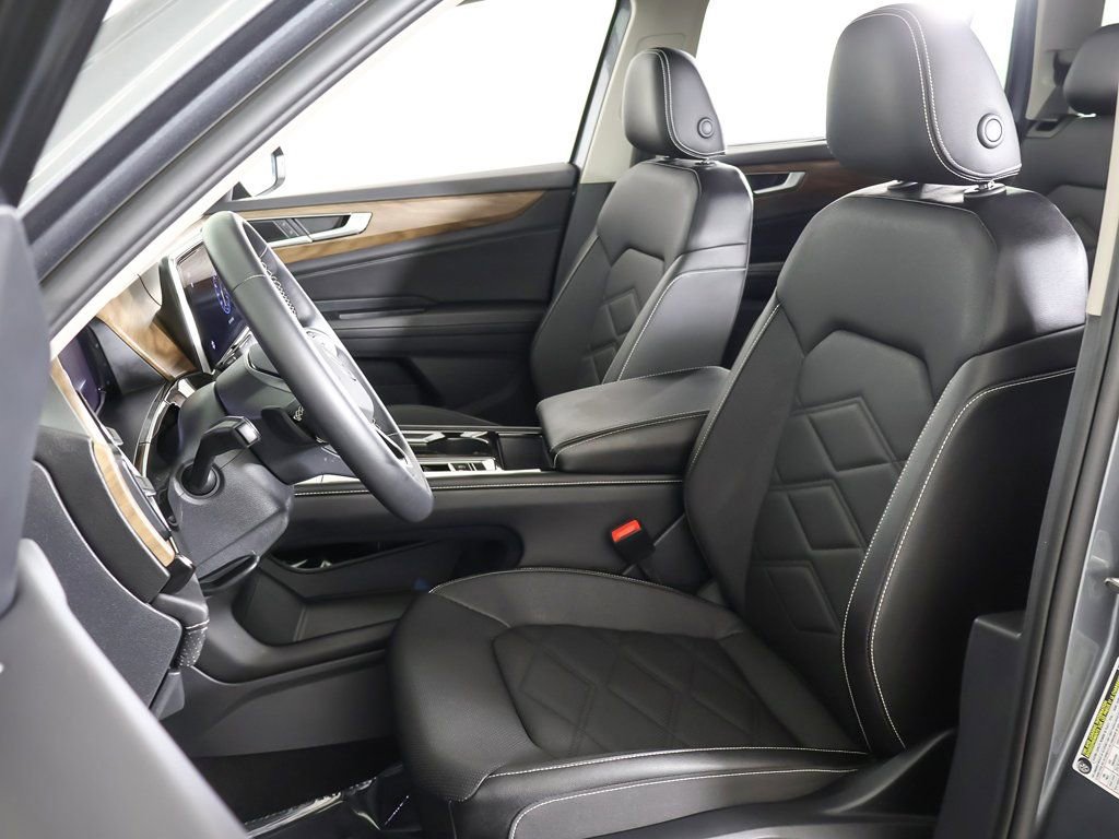 Used 2025 Volkswagen Atlas SE image 29