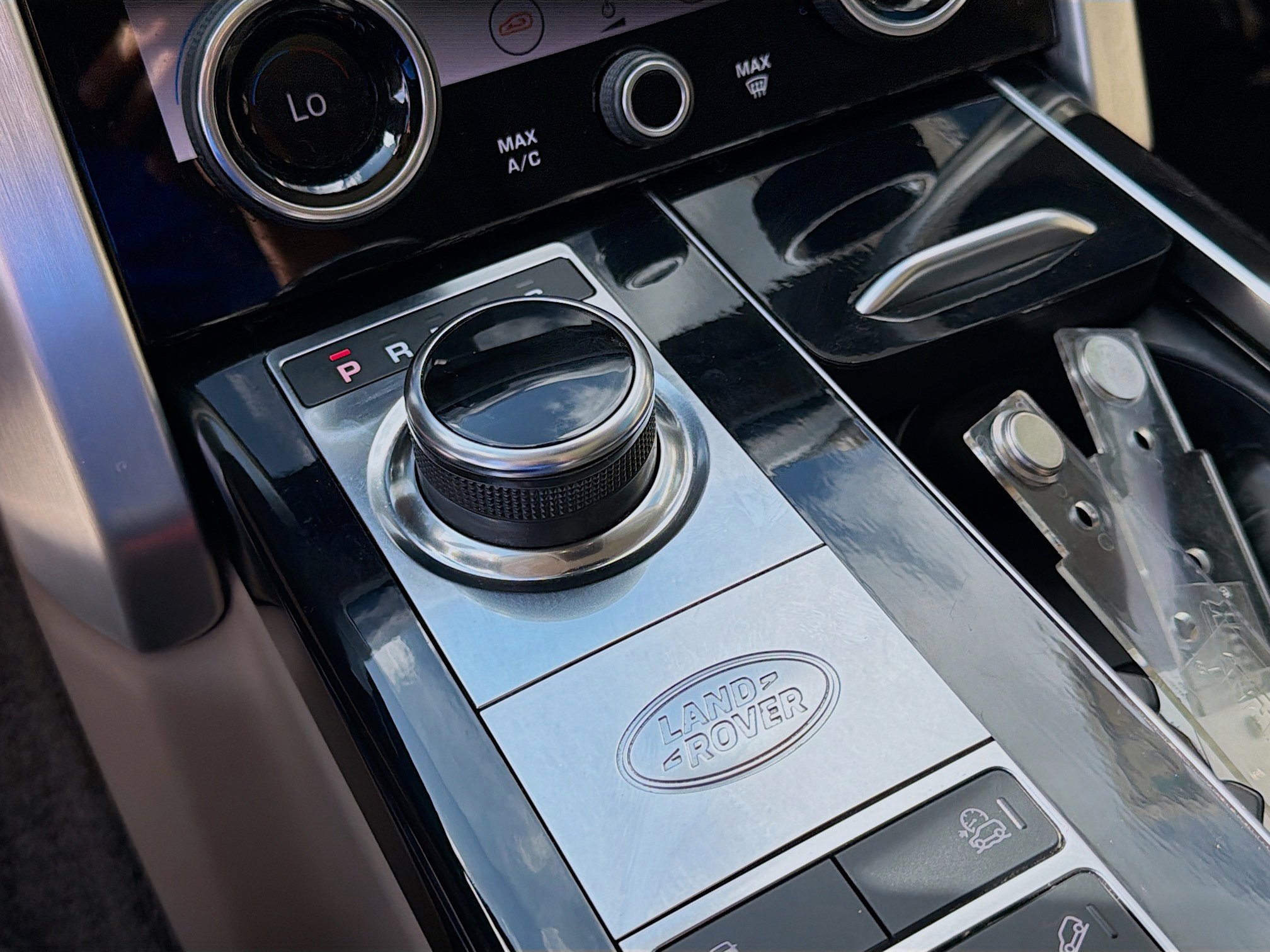 Used 2018 Land Rover Range Rover HSE image 16