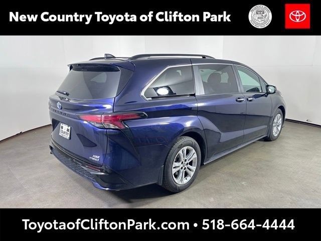 Used 2023 Toyota Sienna XSE w/ XSE Plus Package AWD/4WD image 3