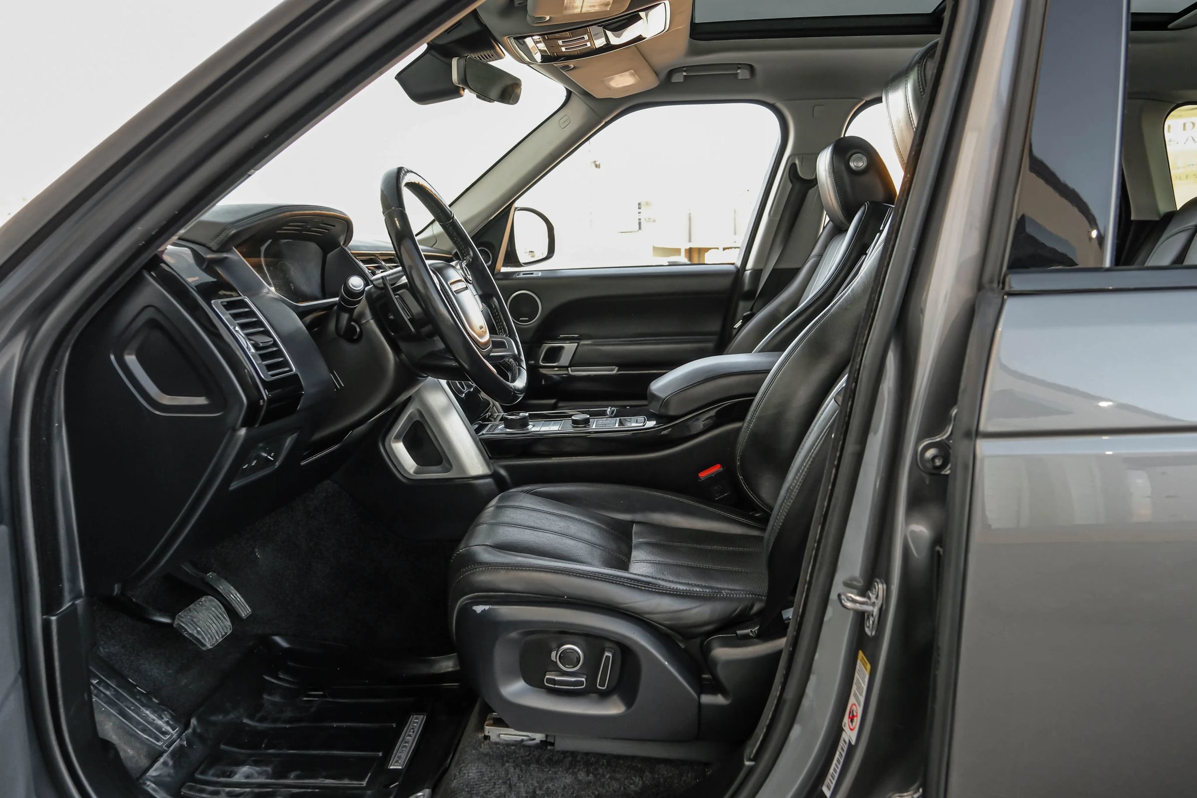 Used 2017 Land Rover Range Rover HSE AWD/4WD image 4