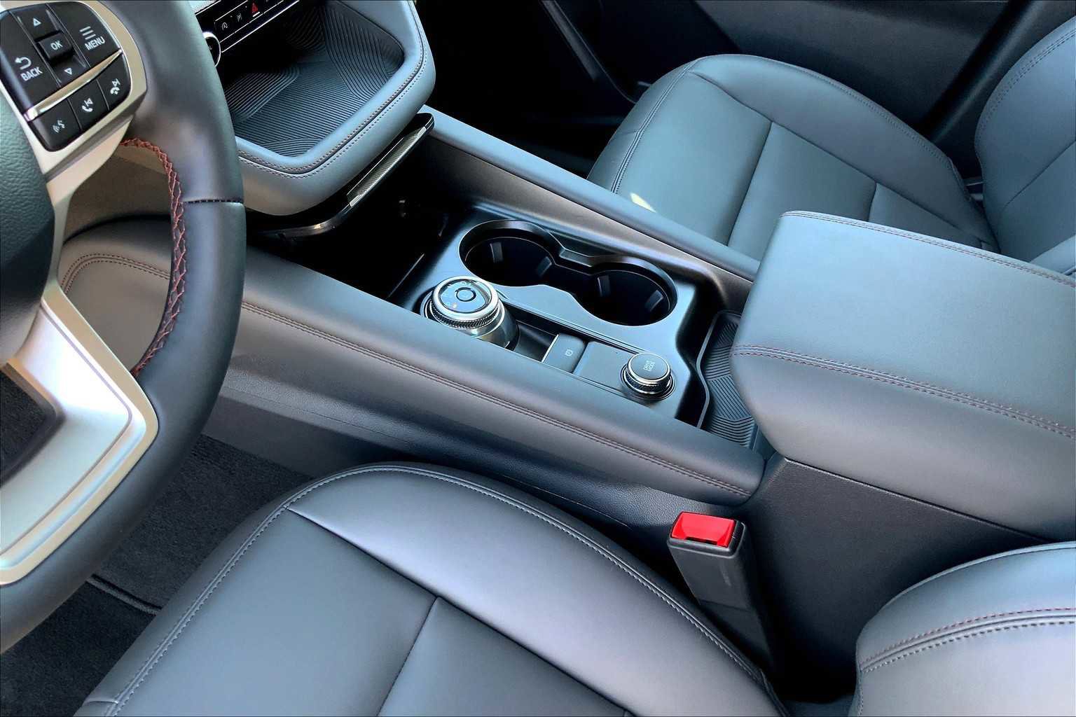 New 2025 Ford Explorer Active w/ Active Comfort Package image 7