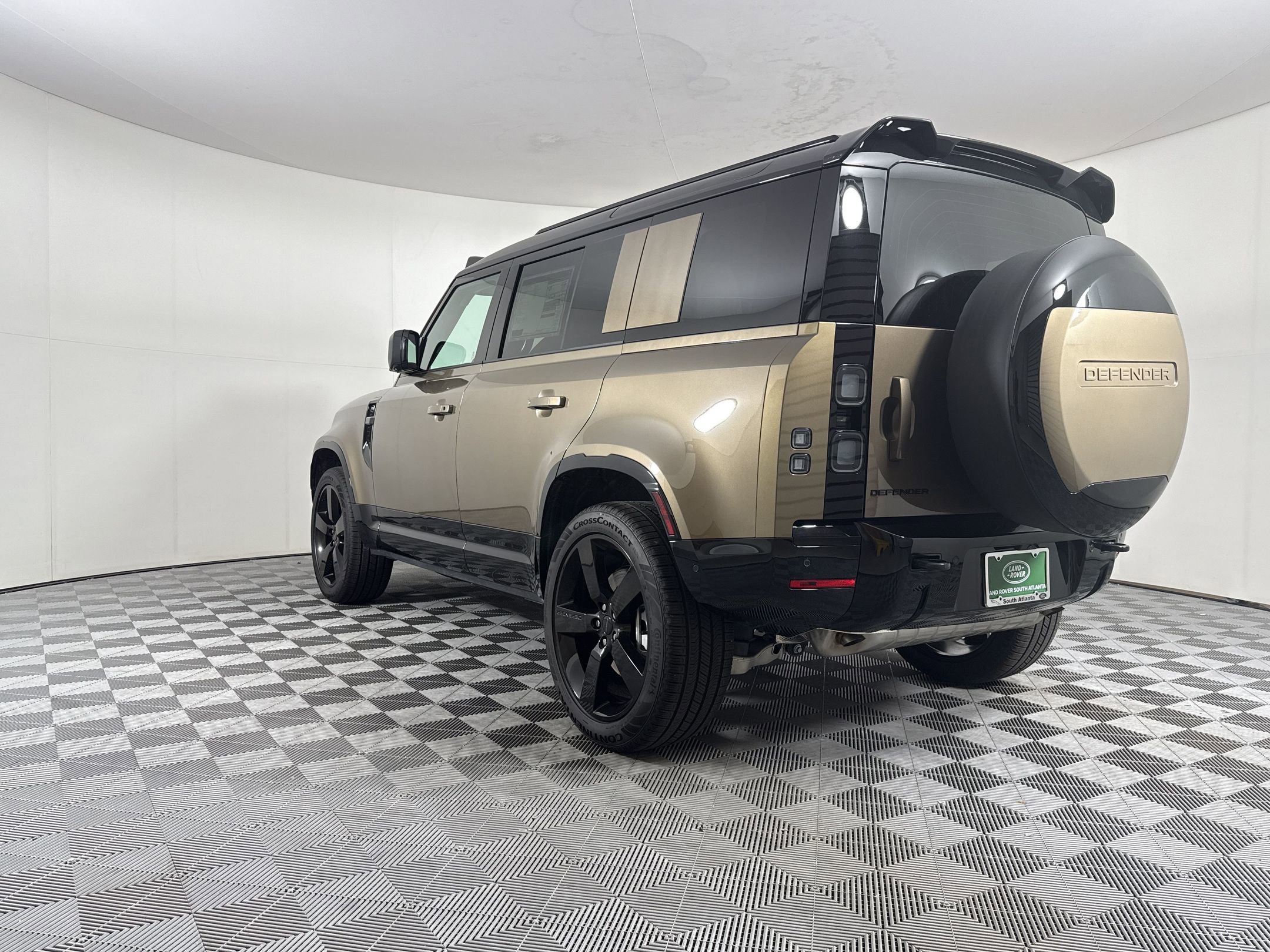 New 2026 Land Rover Defender 110 X-Dynamic SE image 3