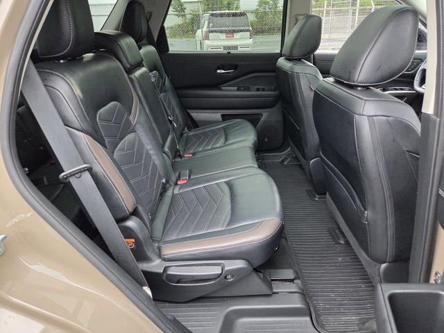 Used 2023 Nissan Pathfinder Platinum w/ Cargo Package AWD/4WD image 16