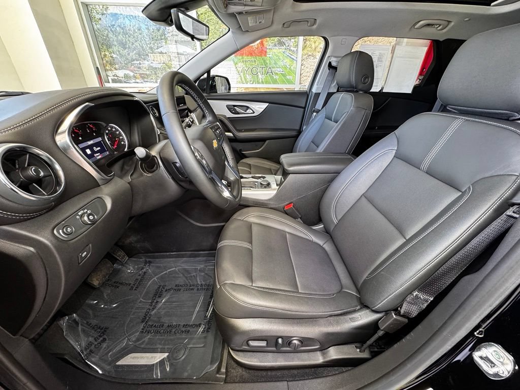 Used 2025 Chevrolet Blazer LT w/ Sound & Technology Package FWD image 17
