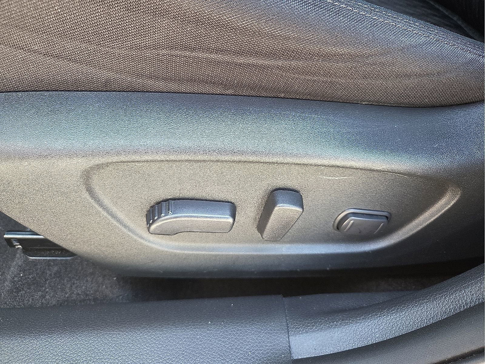 Used 2018 Nissan Rogue SV w/ Premium Package FWD image 14