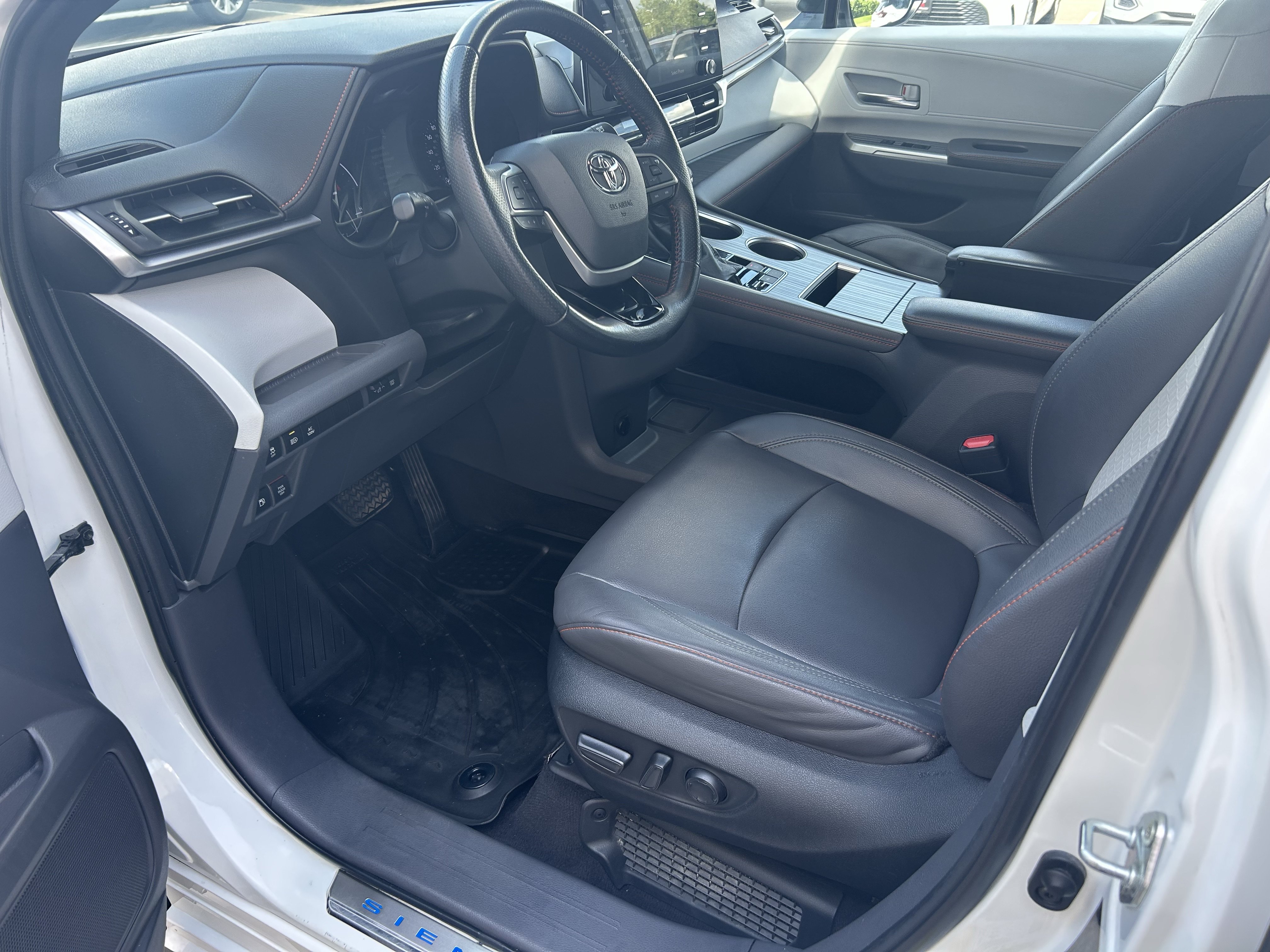 Certified 2022 Toyota Sienna XSE w/ XSE Plus Package FWD image 12