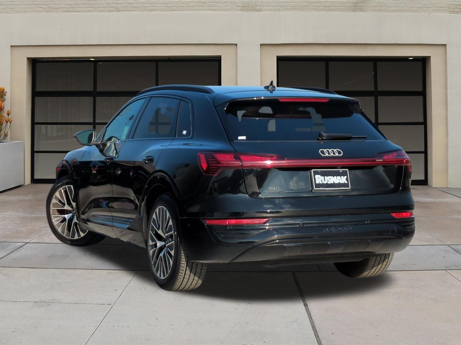 Used 2024 Audi Q8 e-tron Premium Plus w/ Premium Plus Package AWD/4WD image 2