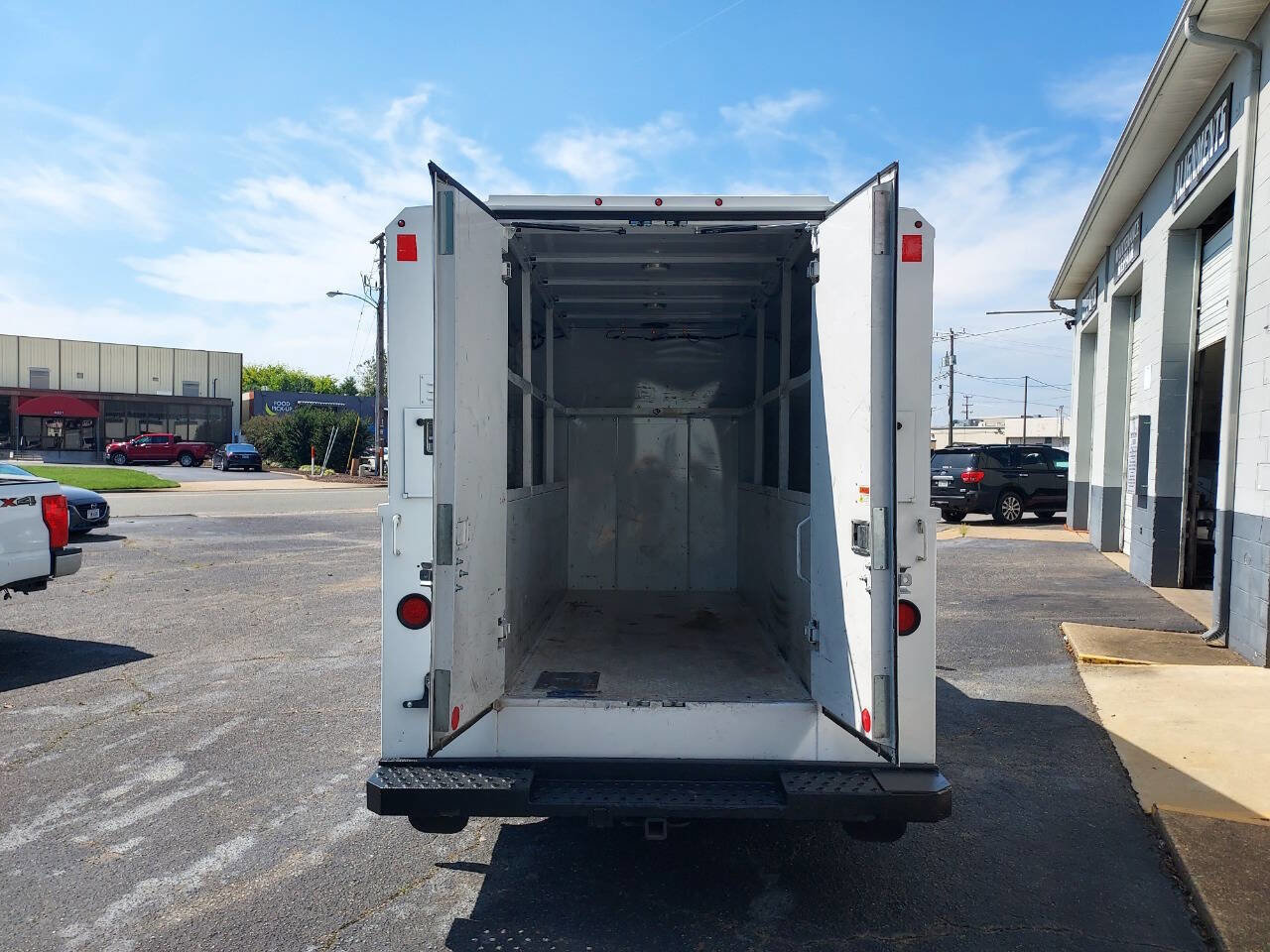 Used 2016 Ford E-350 and Econoline 350 Super Duty image 12