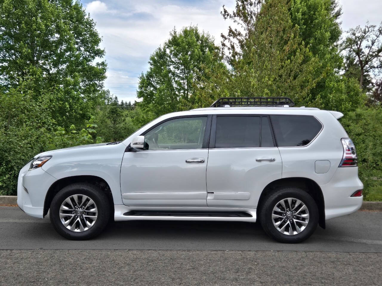 Used 2017 Lexus GX 460 Luxury w/ Preferred Accessory Package AWD/4WD image 12