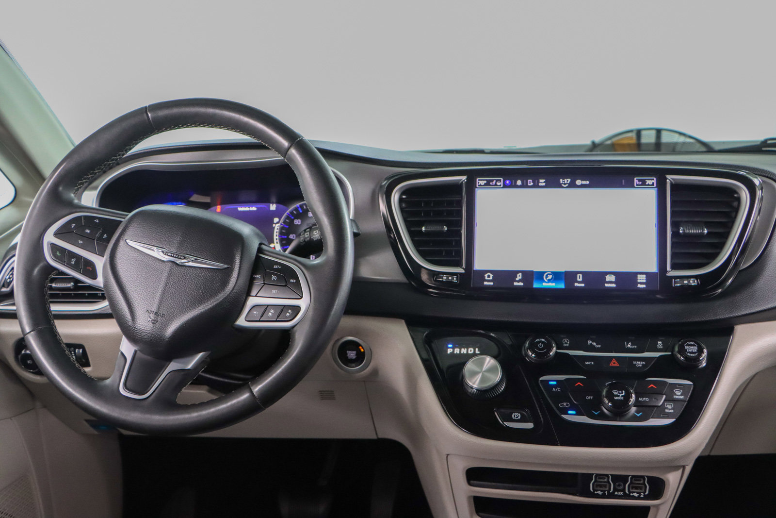 Used 2023 Chrysler Pacifica Touring-L image 17