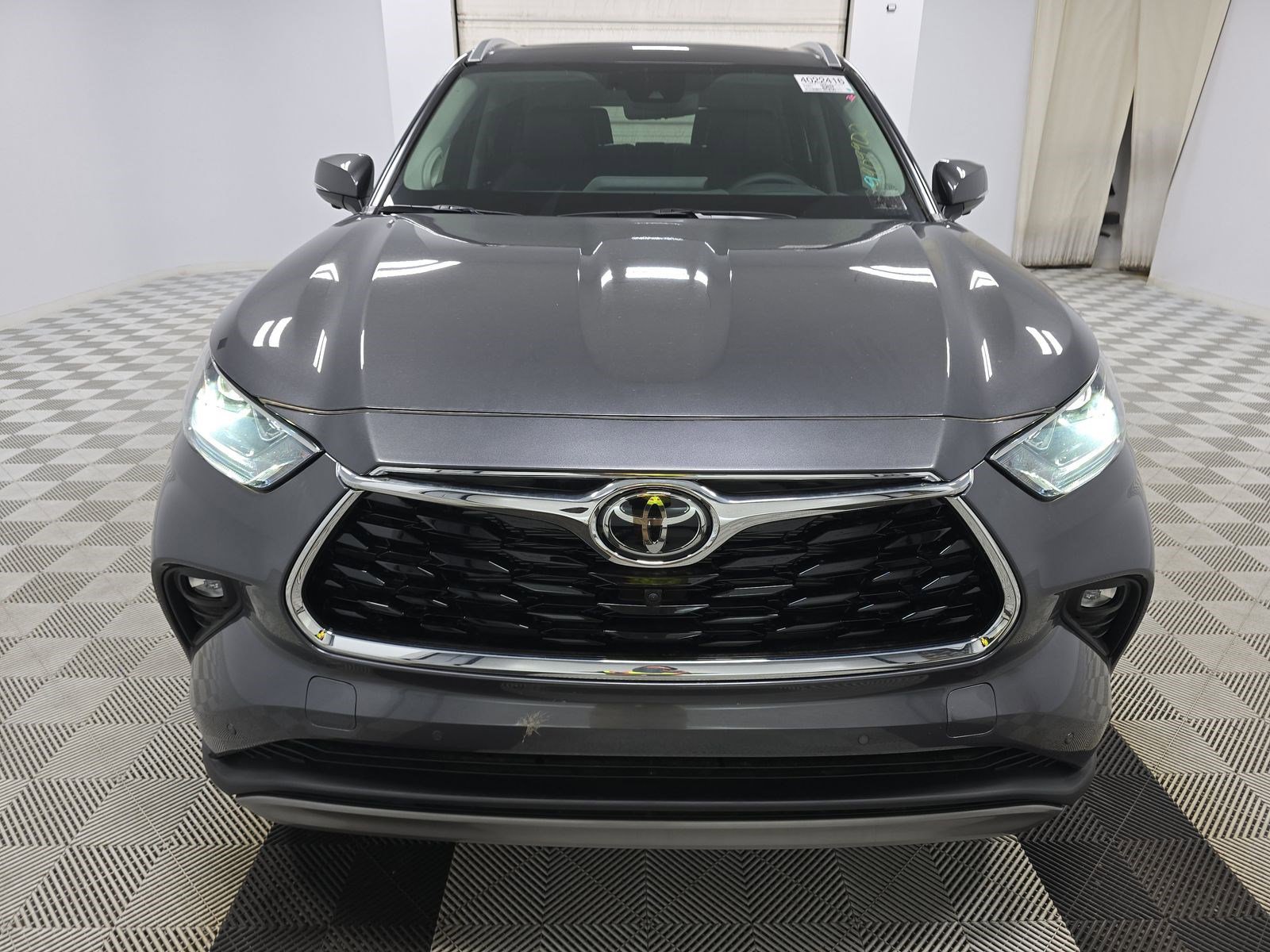 Used 2025 Toyota Highlander Platinum image 2