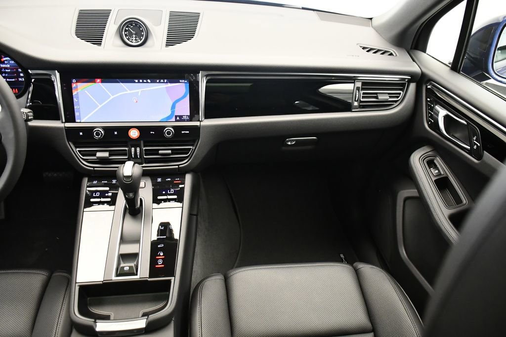 Certified 2025 Porsche Macan image 23